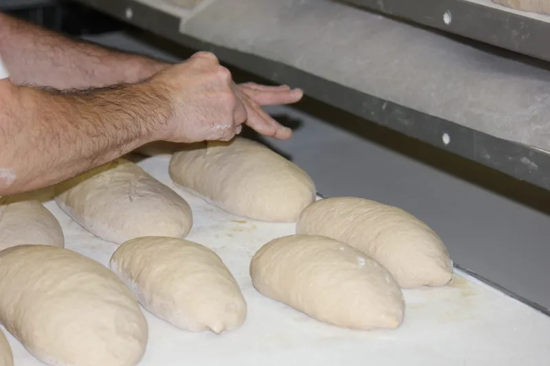 Brote werden von Hand geformt – Bäckerei Konditorei Ibo Beck