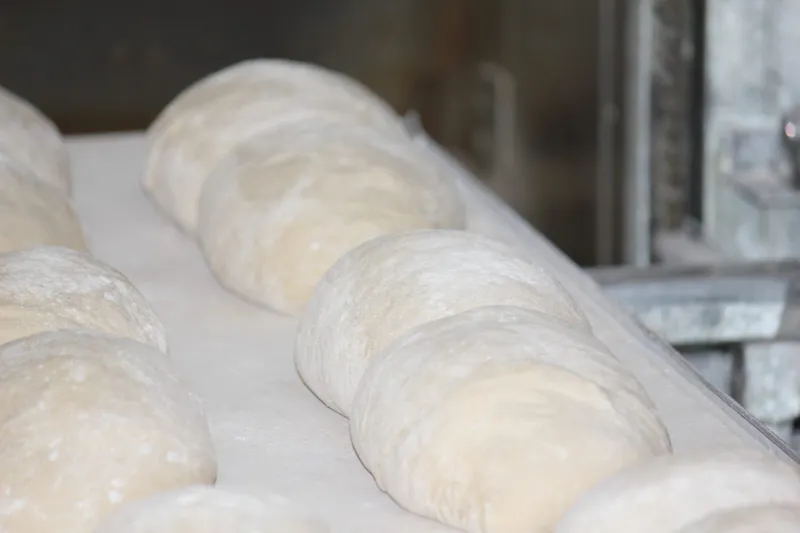 Brotteig auf dem Brett – Bäckerei Konditorei Ibo Beck