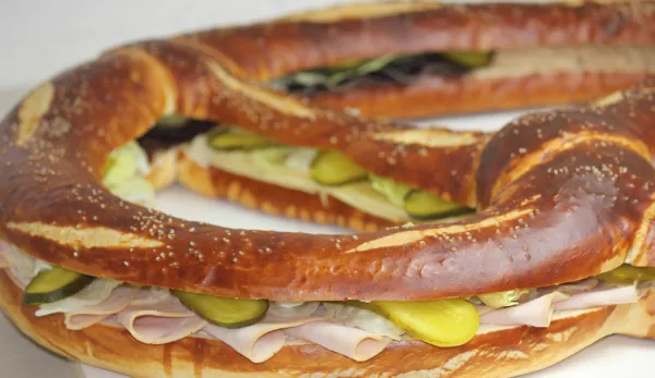 Gefüllte Riesenbrezel – Bäckerei Konditorei Ibo Beck